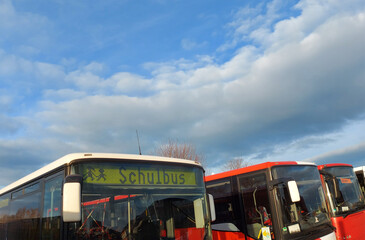 Parkende Schulbusse auf einem Busdepot.