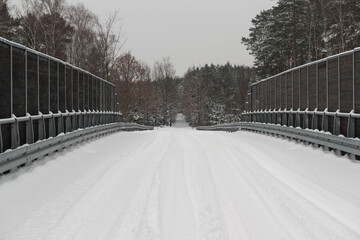 Most nad autostradą w zimowy, pochmurny dzień. © boguslavus