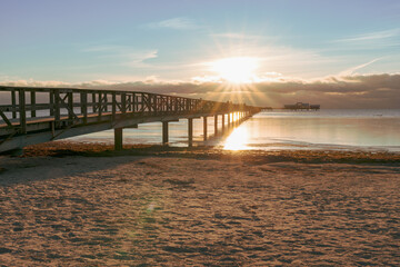 Obraz premium Sunset over the pier on the Swedish west coast 