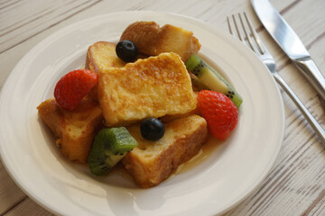 フルーツフレンチトーストとカラトリー