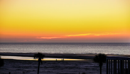 Fototapeta premium Early Morning Beach Walkers