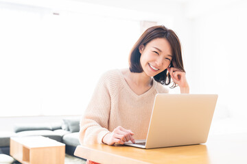 部屋でラップトップコンピューターを見る女性