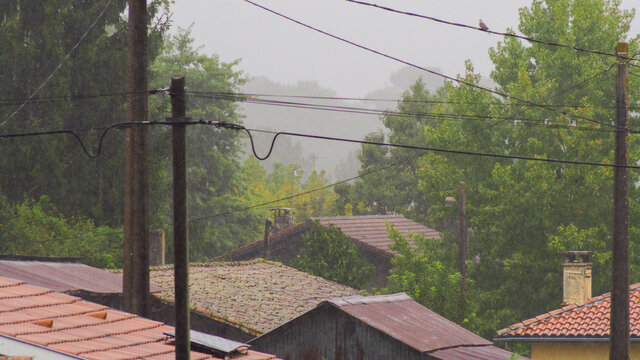 Pluie forte s'abattant sur les toitures des maisons d'un village, dans le Sud-Ouest de la France