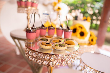 Mesa de postres con durazno, kiwi, mora con decoración para una Boda