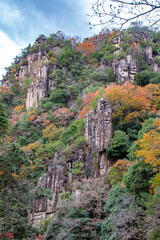Obraz premium 豪渓の花崗岩で出来た険しい断崖絶壁と紅葉 岡山県総社市 The magnificent view of steep granite rocks and autumn foliages at Gokei valley in Soja city, Okayama pref. Japan