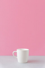 Mug on the table and pink wall. Simple style, drink, cute, blank material, rest, break time, drink time, coffee, etc. テーブルの上のマグカップとピンク色の壁。シンプルスタイル、ドリンク、かわいい、ブランク素材、休息、休憩時間、ドリンクタイム、コーヒーなど