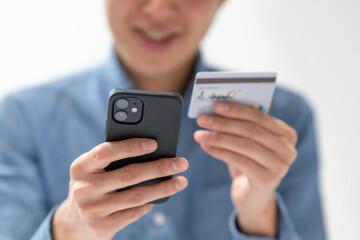 クレジットカード・スマートフォン・男性