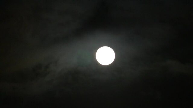夜空の中秋の名月にかかる雲 フィックス 21sec
