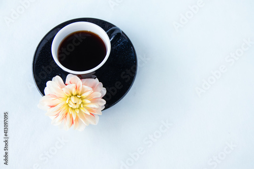 ダリアの花と黒いコーヒーカップに入れたコーヒー花とコーヒー Wall Mural Hanaphoto