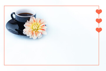 Obraz na płótnie Canvas ダリアの花と黒いコーヒーカップに入れたコーヒーのハートフレーム