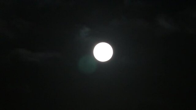 夜空の中秋の名月にかかる雲 _ フィックス 62sec
