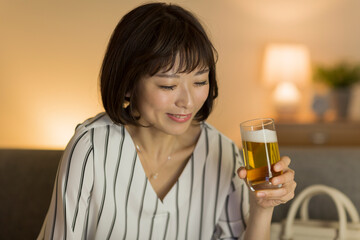 若い女性　ビール