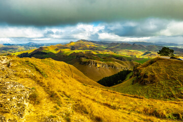 Obraz premium Looking down from Te Mata peak to undulating hills and valleys of rural agricultural countryside in Hawkes Bay