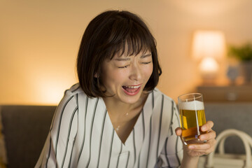 若い女性　ビール