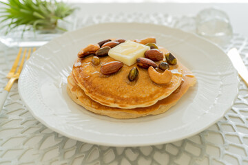 ハニーナッツとバターをトッピングしたパンケーキ