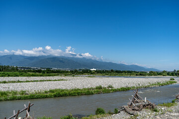 信玄堤。日本の歴史的治水。山梨県。堤防工事。戦国時代の大名武田信玄が行った。