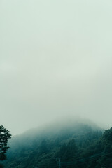 霧がかかった渓谷の村