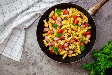 Delicious macaroni with vegetables and cut ham.