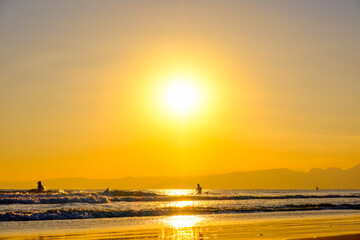 【神奈川県 江ノ島】夕日に照らされた海