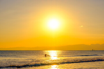 【神奈川県 江ノ島】夕日に照らされた海