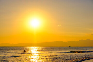 【神奈川県 江ノ島】夕日に照らされた海