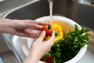 サラダを作る女性