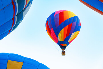 Obraz premium Multicolored air balloon in clear blue sky