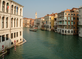 Fototapeta na wymiar Quiet time on a Venetian canal 4705