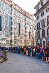Naklejka premium Tourists waiting in queue at Cattedrale di santa maria del fiore in Florence
