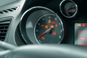 Test the correct performance of car systems when the ignition is turned on in the form of luminous icons.