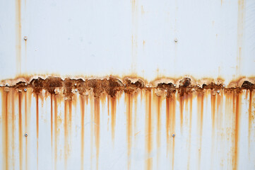 錆びた白い鉄板