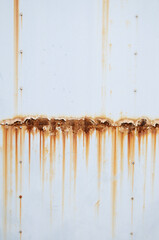 錆びた白い鉄板