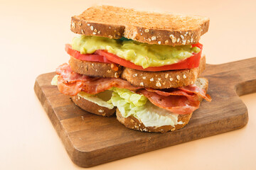 Sandwich LGBT lettuce, guacamole, bacon and tomato