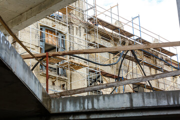 Design of reinforcement cage of reinforcement for concrete frame house, brick house, formwork for concrete pouring, construction site, working crane, construction of houses