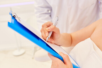 The patient signs the treatment contract