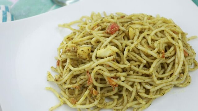assiette de spaghettis aux calamars