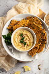 Houmous de pois chiche et crackers aux graines