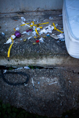 Restos de material usado para la drogadicción 