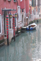 Fototapeta na wymiar Canales de Venecia al atardecer con sus góndolas, Italia