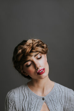 Junge Frau mit Bl&uuml;tenlippen