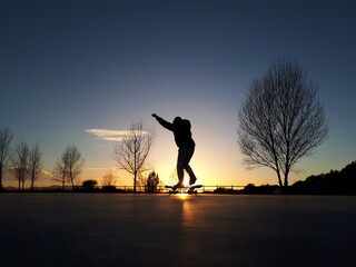Skateboard en la hora azul