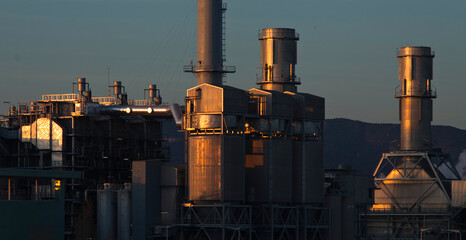 zona industrial, fabricas con luz de atardecer