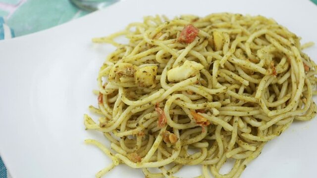 assiette de spaghettis aux calamars