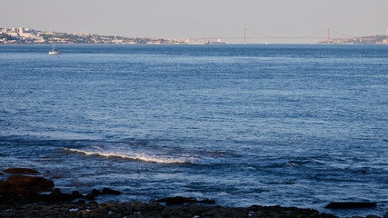 Blick über die Tejo Mündung mit Ponte 25 de Abril