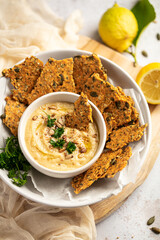Houmous de pois chiche et crackers aux graines