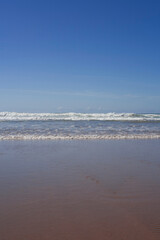 Fototapeta na wymiar playa rosa con olas - imagen limpia para poner texto 