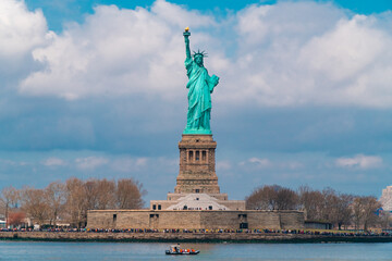 Fototapeta premium Statue of Liberty on sunny day viewed from Hudson river
