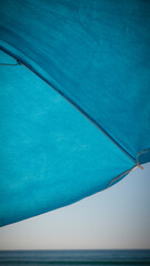 Sombrilla azul sobre cielo azul