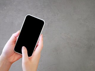 スマートフォンを操作する女性