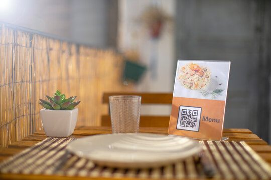Código QR en una mesa de restaurante par escanear menu con el móvil. 